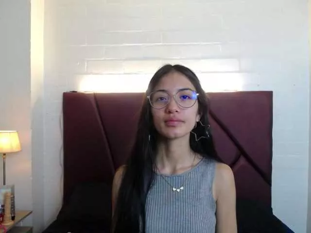 Cling to live show with Evangeelin-hills from BongaCams 