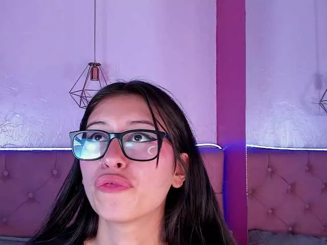 Cling to live show with katnisslovee from BongaCams 