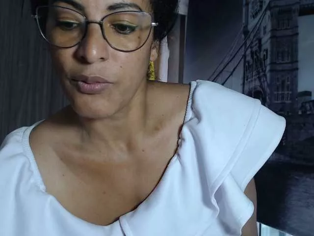 Cling to live show with marianagrey from BongaCams 