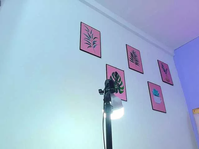 Cling to live show with skinnytightholes from BongaCams 